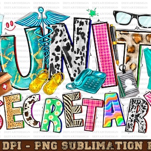 Può includere: Un design grafico colorato con il testo "UNIT SECRETARY" in grandi lettere. Ogni lettera è decorata con diversi motivi, tra cui stampa animalier, scozzese e pois. Il design include anche una varietà di icone a tema medico, come uno stetoscopio, un telefono e un kit di pronto soccorso.