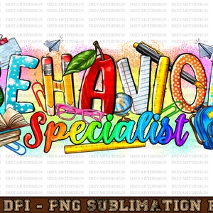 Può includere: Un design grafico colorato con il testo "BEHAVIOR SPECIALIST" in lettere arcobaleno. Il design include vari articoli scolastici, come una matita, un righello, un mappamondo, uno zaino, un libro e un paio di occhiali.