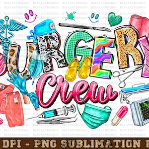 Puede incluir: Un diseño gráfico colorido con las palabras "Surgery Crew" en rosa, verde, azul, amarillo y naranja. El diseño incluye una variedad de símbolos médicos, como un estetoscopio, una jeringa, una máscara quirúrgica y un par de uniformes.