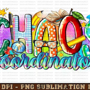 Può includere: Un design grafico colorato con il testo "Chaos Coordinator" in un font arcobaleno. Il design include una mela rossa, un globo terrestre, una matita, un righello, un libro e degli occhiali.