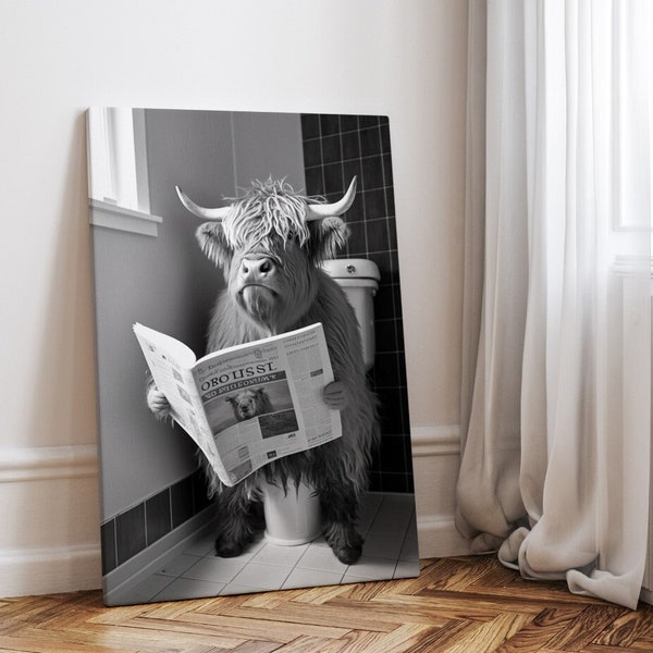 Highland Cow auf Toilette, Stier Bulle liest Zeitung auf Klo, lustiges Tierbild für Gäste WC Badezimmer, schwarz weiß Poster Leinwandbild