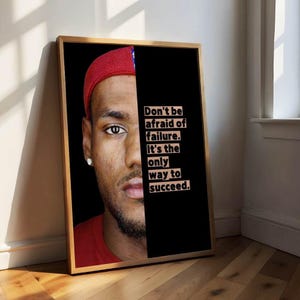 Könnte beinhalten: Gerahmter Kunstdruck mit geteiltem Bild. Auf der linken Seite ist das Gesicht einer Person zu sehen, rechts ein schwarzer Hintergrund mit weißem Text. Der Text lautet: "Hab keine Angst vor dem Scheitern. Es ist der einzige Weg zum Erfolg."