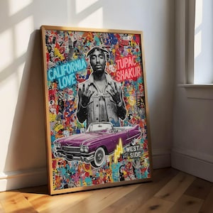 Könnte beinhalten: Ein gerahmter Kunstdruck mit Tupac Shakur und einem lila Cabrio. Der Hintergrund ist eine Collage aus bunten Aufklebern und Graffiti. Der Text enthält "CALIFORNIA LOVE", "TUPAC SHAKUR" und "WEST SIDE".
