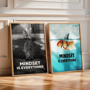 Op de afbeelding: Twee ingelijste kunstprints met houten frames. Eén print is zwart-wit en toont een katje dat reflecteert als een tijger, met de tekst "MINDSET IS EVERYTHING". De andere print toont een goudvis met een haaienvin en dezelfde tekst.