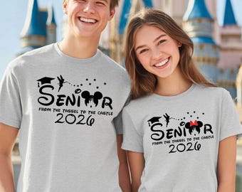 Camiseta de graduación para el viaje de fin de curso de Disney 2026 Familia orgullosa de las vacaciones de fin de curso en Disney Graduado de la universidad o la escuela secundaria Desde la borla hasta el castillo Camisetas