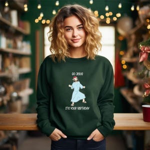 Sudadera Navideña 'GO JESUS IT'S YOUR CUMPLEAÑOS' Con Diseño De Jesús Con Sombrero De Fiesta, Pastel Y Globos, Color Blanco