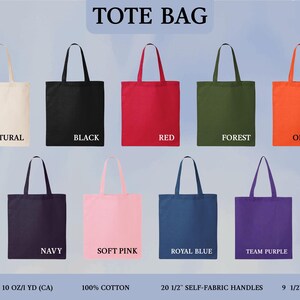 Puede incluir: Una colecci&oacute;n de nueve bolsas de tela rectangulares en color natural, negro, rojo, verde bosque, naranja, azul marino, rosa suave, azul real y morado. Cada bolsa tiene dos asas y el texto TOTE BAG, con tela de 203 g/m y 24 cm de ca&iacute;da de asa.