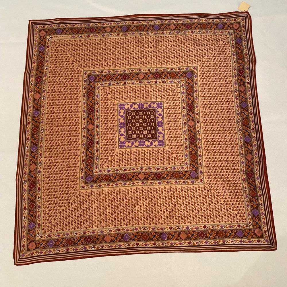Foulard Carré Oscar De La Renta En Soie 20x20" - Motif Fleurs Et Géométrique, Couleur Orange Brûlé, Occasion Excellent état