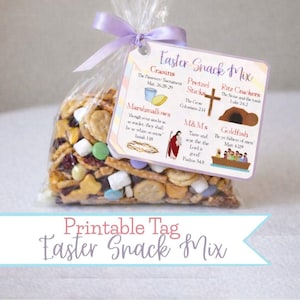 Könnte beinhalten: Ein klarer Zellophanbeutel gefüllt mit einer bunten Ostern-Snackmischung, gebunden mit einem lila Band. Ein Etikett mit der Aufschrift "Easter Snack Mix" mit Illustrationen und Text, der die Zutaten der Mischung beschreibt, darunter Cranberries, Brezeln und Marshmallows.