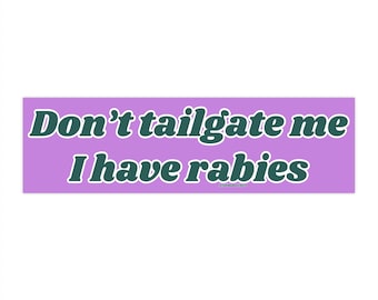 Könnte beinhalten: Rechteckiger Autoaufkleber mit dem Text "Don't tailgate me I have rabies" in dunkelgrünen Buchstaben mit weißer Umrandung, vor helllila Hintergrund. Für Fahrzeuge.