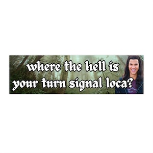 Può includere: Un adesivo per paraurti con uno sfondo di foresta e il testo "where the hell is your turn signal loca?" con una foto di un uomo con i capelli lunghi castani.