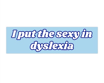 Je mets le sexy dans la dyslexie | Adhésif pour pare-chocs ET aimant | Sticker drôle de meme | 8,7 po. X 2,7 po. | Qualité supérieure imperméable à l'eau