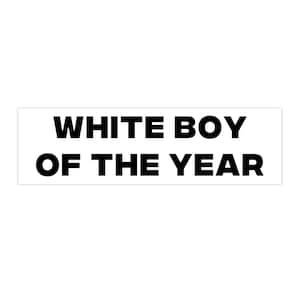 Könnte beinhalten: Weißes Banner mit schwarzem Text, der "White Boy of the Year" lautet.