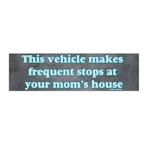 以下が含まれることがあります： 「この車はあなたの母親の家によく立ち寄ります」という白い文字が書かれた灰色のバンパーステッカー。文字は青色です。