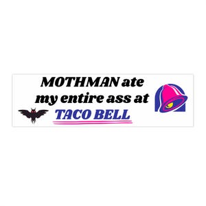 Puede incluir: Una pegatina rectangular con fondo blanco que presenta el texto negro MOTHMAN ate my entire ass at TACO BELL en azul, con un icono de campana rosa y azul a la derecha y una pequeña ilustración de una polilla negra con ojos rojos a la izquierda.