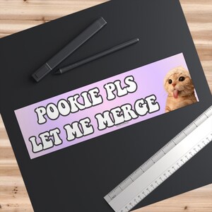Pookie Pls lassen mich verschmelzen | Autoaufkleber UND Automagnet | Lustiger Meme Aufkleber | 8,7 '' X 2,7 '' | Wasserdichte Premium-Qualität Bild 2