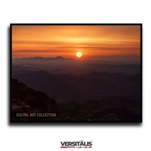 Op de afbeelding: Een panoramisch uitzicht op een bergketen bij zonsopgang. De zon gaat onder achter de bergen en werpt een warme oranje gloed over het landschap. De bergen zijn gesilhouetteerd tegen de lucht, wat een dramatisch en prachtig beeld creëert.