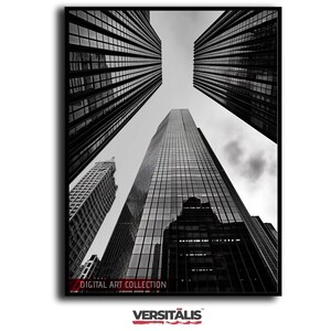 Può includere: Fotografia in bianco e nero di edifici alti in una città. Gli edifici sono in vetro e hanno un design moderno. La foto è scattata da un angolo basso, guardando verso l'alto gli edifici.