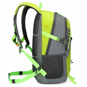 K&ouml;nnte beinhalten: Ein gr&uuml;n-grauer Rucksack mit verstellbaren Tr&auml;gern und einer Netztasche an der Seite.
