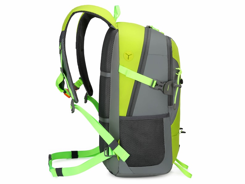 K&ouml;nnte beinhalten: Ein gr&uuml;n-grauer Rucksack mit verstellbaren Tr&auml;gern und einer Netztasche an der Seite.