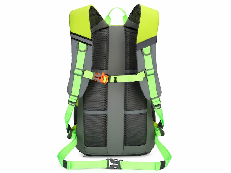 K&ouml;nnte beinhalten: Ein gr&uuml;ner und grauer Rucksack mit verstellbaren Tr&auml;gern und einem Mesh-R&uuml;ckenpanel. Der Rucksack hat ein Rei&szlig;verschlussfach und eine kleine Tasche auf der Vorderseite.