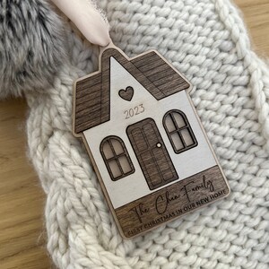 Neues Haus Ornament, Weihnachtsverzierung, 2023, Feiertagsverzierung, personalisiertes Geschenk, Housewarminggeschenk, Familienverzierung, unser erstes Zuhause, Zuhause