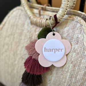 Daisy Keychain, Personalized Keychain, Backpack Nametag, Backpack Keychain, Lunchbag Nametag, Lunchbag Keychain, Acrylic Keychain, Daisy