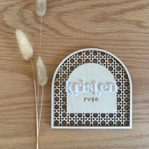 Segno di annuncio del nome in legno ad arco, rivelazione del nome del bambino, annuncio del nome, baby shower, nome del bambino in rattan ad arco, oggetti di scena per il servizio fotografico neonato, bambino