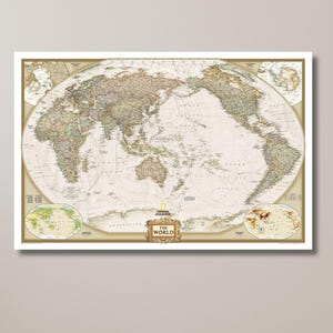 Puede incluir: Una impresión enmarcada de un mapa del mundo con fondo beige y detalles marrones. El mapa está centrado en el Océano Pacífico e incluye los continentes de Asia, Australia, América del Norte, América del Sur, África y Europa. El título "El Mundo" está impreso en un rectángulo marrón en la parte inferior del mapa.