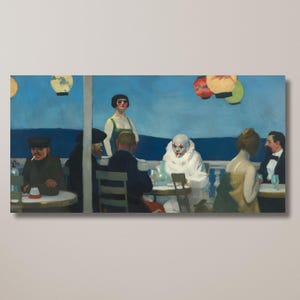 Puede incluir: Impresión en lienzo de una pintura que representa una escena de café con varias figuras sentadas a mesas. La obra de arte presenta un fondo de cielo azul con faroles colgantes. Las figuras visten diversas vestimentas, y el estilo es impresionista.