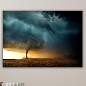 Puede incluir: Una impresión de arte mural rectangular que presenta un paisaje dramático con un tornado oscuro y arremolinado que se extiende desde densas nubes de tormenta azul oscuro y gris hasta un horizonte marrón dorado iluminado por luz cálida.