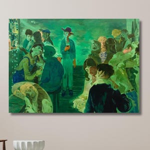 以下が含まれることがあります： 緑と青の色合いで描かれた、混雑したシーンを描いた大きな額入りの絵画。人物は薄暗い空間、おそらくバーやクラブに集まっています。このアートワークは、ヴィンテージで印象派的なスタイルです。