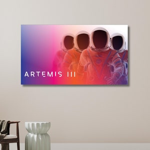 Puede incluir: Un fondo abstracto colorido con un degradado de rosa, morado y azul. Cuatro astronautas con cascos blancos y trajes naranjas caminan en fila. El texto "ARTEMIS III" está en letras blancas en la parte inferior de la imagen.