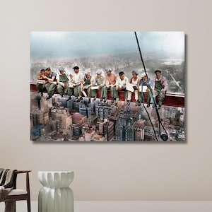Almuerzo en la cima de un rascacielos, 1932. Obreros de la construcción en Nueva York. Póster fotográfico icónico coloreado. Obra de arte popular/Arte mural en lienzo. Decoración del hogar.