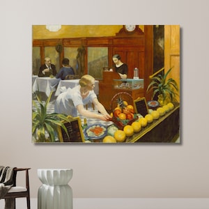 Puede incluir: Una pintura que representa a una mujer con un vestido blanco sirviendo fruta en un mostrador de una cafetería. El mostrador está lleno de naranjas, limones y piñas. Hay dos personas sentadas en una mesa en el fondo.