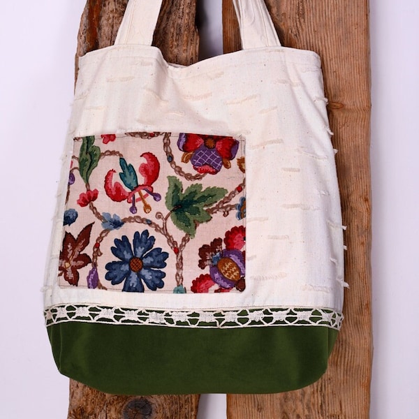 Un très grand sac fourre-tout, fait main à partir de tissus recyclés, avec une grande poche intérieure et une poche extérieure pratiques. Effet naturel et motif fleuri.