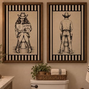 Pode incluir: Dois quadros de parede com desenhos de linhas a preto e branco de uma cowgirl a ler um jornal e um cowboy de pé junto a uma sanita. Ambas as ilustrações estão sobre um fundo creme com riscas verticais pretas nas molduras.
