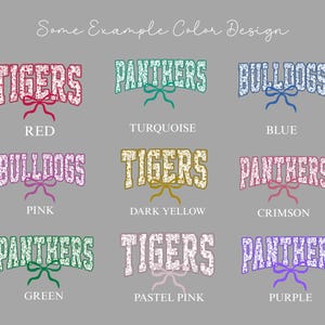 K&ouml;nnte beinhalten: Auf grauem Hintergrund werden verschiedene Teamnamen wie "Tigers", "Panthers" und "Bulldogs" in verschiedenen Farben dargestellt. Jeder Name ist mit einer Schleife und einer Farbbezeichnung versehen, darunter Rot, T&uuml;rkis und Blau.