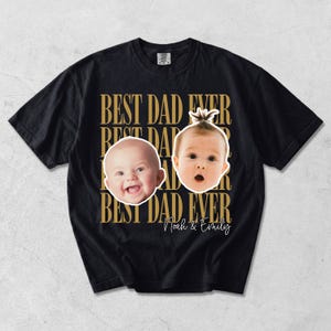 Może przedstawiać: Czarny t-shirt ze złotym napisem "BEST DAD EVER". Koszulka przedstawia dwie twarze dziecka i imiona "Noah & Emily". Spersonalizowany prezent.