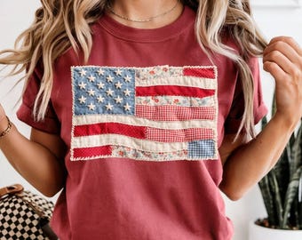 Camiseta de retazos con la bandera estadounidense y colores cómodos / Camiseta USA con estampado de edredón falso / Camiseta estilo granja para el 4 de julio para mujer / Camiseta patriótica estilo cottagecore para regalo en EE. UU.