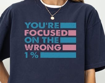 Vous vous concentrez sur le mauvais t-shirt couleurs confort 1 %, chemise égalité LGBTQ politique, t-shirt allié des droits des trans, chemise déclaration des droits de l'homme