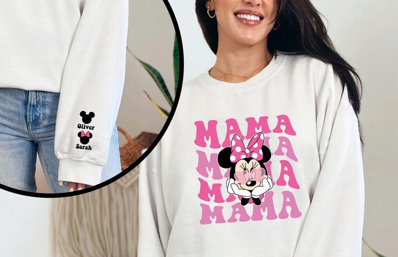 Puede incluir: Sudadera blanca con un gr&aacute;fico rosa y blanco de Minnie Mouse con el texto "MAMA" repetido en un patr&oacute;n degradado.