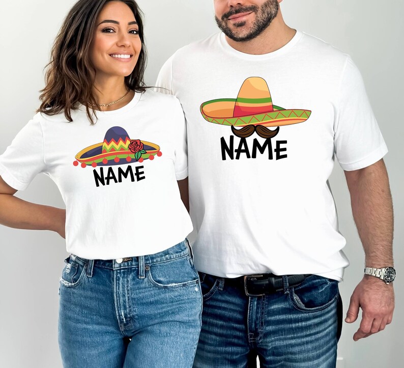 K&ouml;nnte beinhalten: Zwei wei&szlig;e T-Shirts mit einem Sombrero-Motiv und dem Text "NAME". Der Sombrero auf dem linken T-Shirt hat eine rote Blume und der Sombrero auf dem rechten T-Shirt hat einen Schnurrbart.