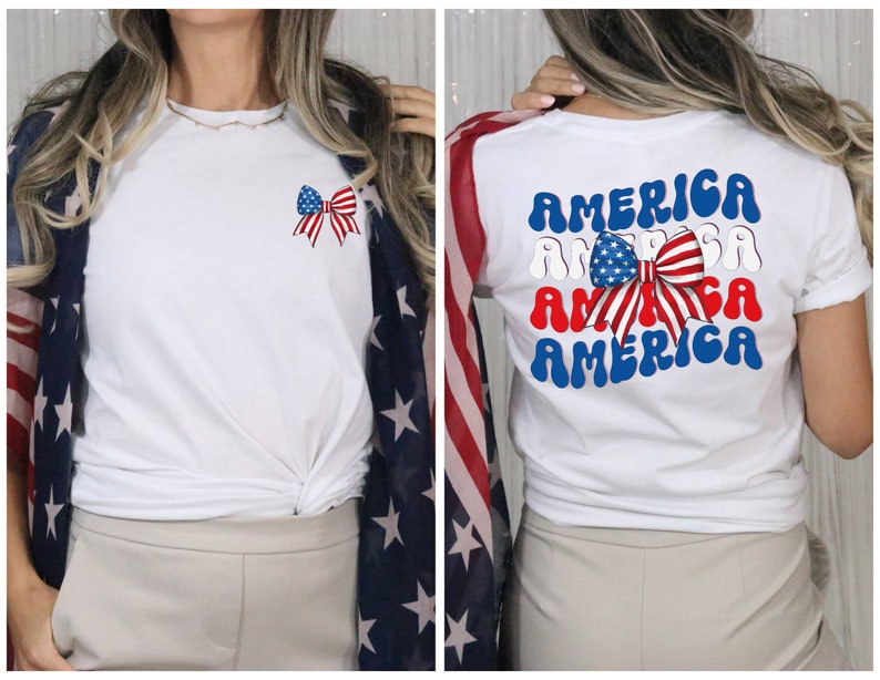 K&ouml;nnte beinhalten: Wei&szlig;es T-Shirt mit einer rot-wei&szlig;-blauen Schleife auf der Vorderseite und dem Wort "AMERICA" viermal in einer Retro-Schrift auf der R&uuml;ckseite.