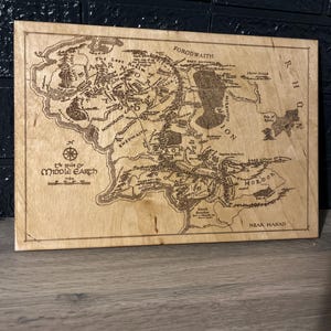 Kaartbord Middle Earth | Handgemaakte gegraveerde houten muurkunst | Perfect cadeau voor Tolkien-fans
