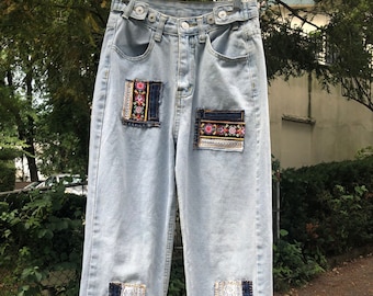 Funky Boho Jeans | Größe 00 | Verziert | Gepatcht | Upcycling | Weites Bein | Leichte Waschung | Kein Stretch | Verstellbare Taille | Skandinavischer Stil