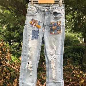 Upcycled Jeans| Size 5 | High-Rise | Boho Style| Straight | Stretch| Patched| Ripped| Denim flowers| Embellished| Festival Jeans | Split Hem