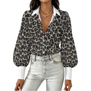 Damblus med leopardmönster | Skjorta med lanternärm | Långärmad topp med vit manschett | Djurtryck, casual, kontorsmode