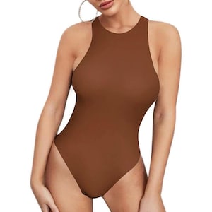 Puede incluir: Un juego de tres cuencos apilables de cerámica en tonos azules, verdes y blancos. Los cuencos presentan un esmalte moteado y un diseño sencillo y moderno. El cuenco más grande mide unos 15 cm de diámetro.