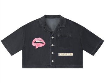 Camisa vaquera corta de corte recto para mujer / Camisa vaquera con botones y lavado vintage / Top de manga corta con estampado gráfico de labios / Chaqueta de verano estilo streetwear vanguardista